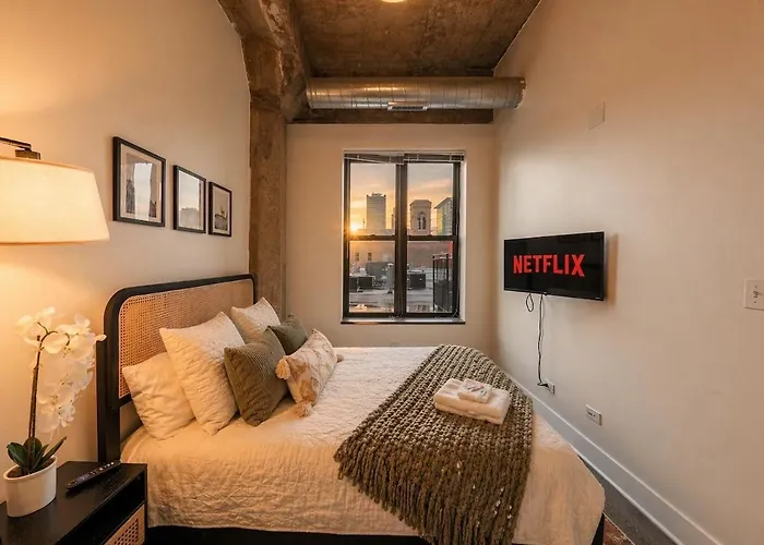 Spacious 2br On Michigan Ave With Private Patio, Optional Parking & Gym Near Mccormick Convention Center, Soldier Field And Grant Park Apartment