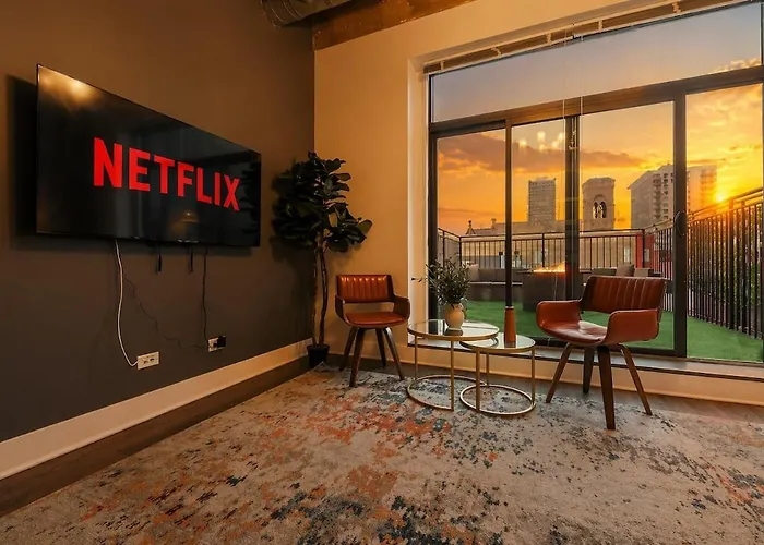Spacious 2br On Michigan Ave With Private Patio, Optional Parking & Gym Near Mccormick Convention Center, Soldier Field And Grant Park Chicago