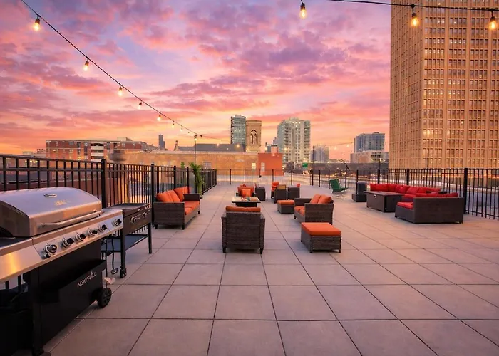 Spacious 2br On Michigan Ave With Private Patio, Optional Parking & Gym Near Mccormick Convention Center, Soldier Field And Grant Park