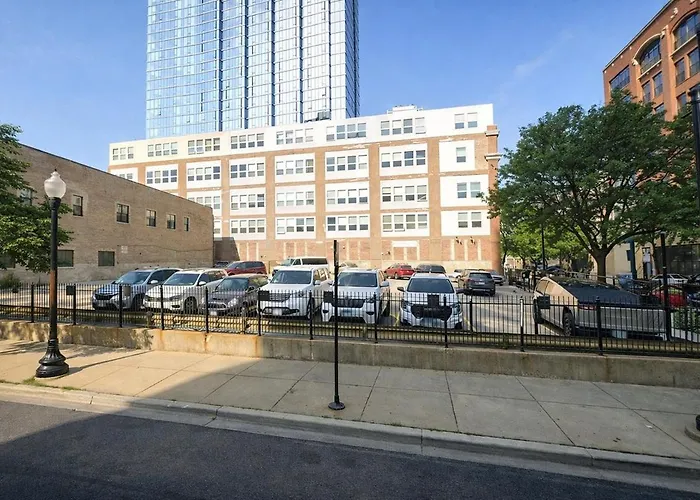 Spacious 2br On Michigan Ave With Private Patio, Optional Parking & Gym Near Mccormick Convention Center, Soldier Field And Grant Park Chicago