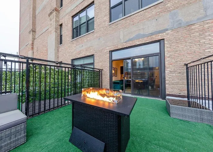 Spacious 2br On Michigan Ave With Private Patio, Optional Parking & Gym Near Mccormick Convention Center, Soldier Field And Grant Park Apartment *