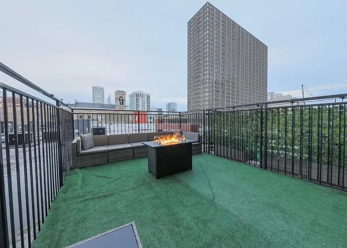 Spacious 2br On Michigan Ave With Private Patio, Optional Parking & Gym Near Mccormick Convention Center, Soldier Field And Grant Park Chicago