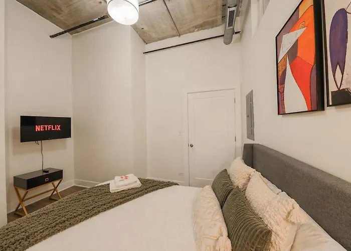 Spacious 2br On Michigan Ave With Private Patio, Optional Parking & Gym Near Mccormick Convention Center, Soldier Field And Grant Park Apartment *