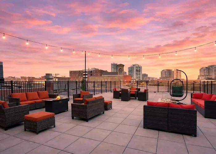 Spacious 2br On Michigan Ave With Private Patio, Optional Parking & Gym Near Mccormick Convention Center, Soldier Field And Grant Park *