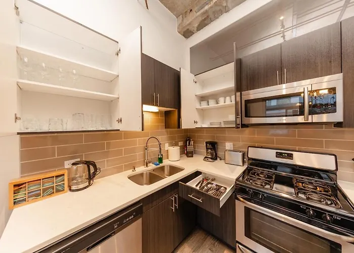Spacious 2br On Michigan Ave With Private Patio, Optional Parking & Gym Near Mccormick Convention Center, Soldier Field And Grant Park Apartment
