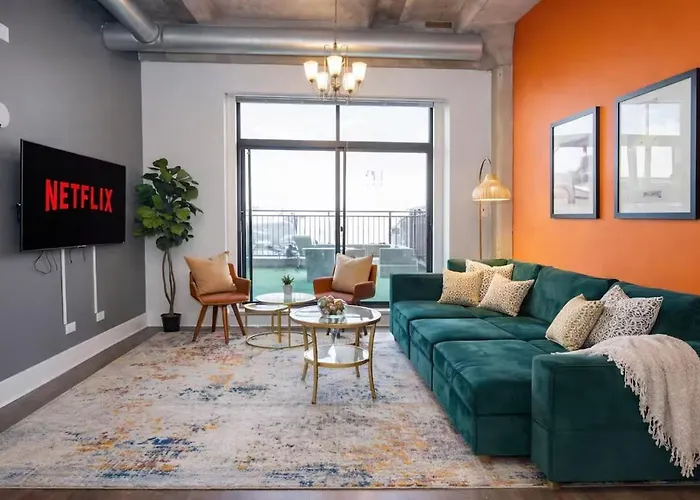 Apartment Spacious 2br On Michigan Ave With Private Patio, Optional Parking & Gym Near Mccormick Convention Center, Soldier Field And Grant Park